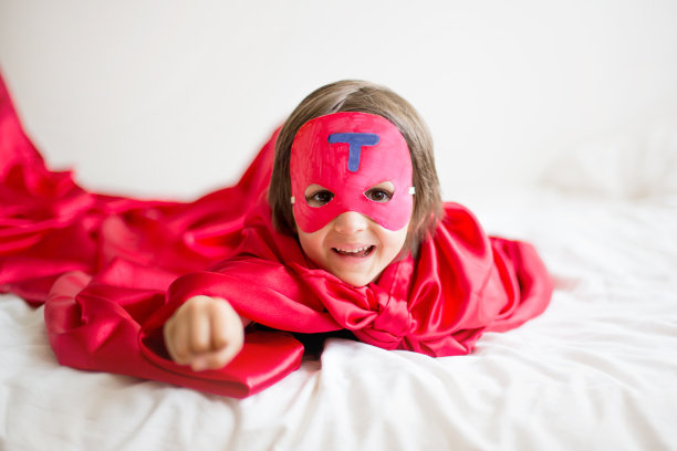 可爱的学前班小男孩，在家里扮演超级英雄图片下载