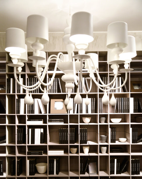 现代设计的书柜和白色吊灯图片下载