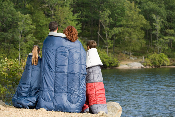 一家人睡在湖边的睡袋里图片下载