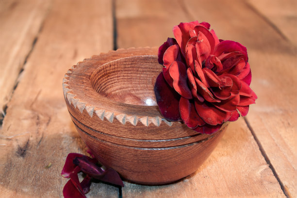 木碗里的红玫瑰图片下载