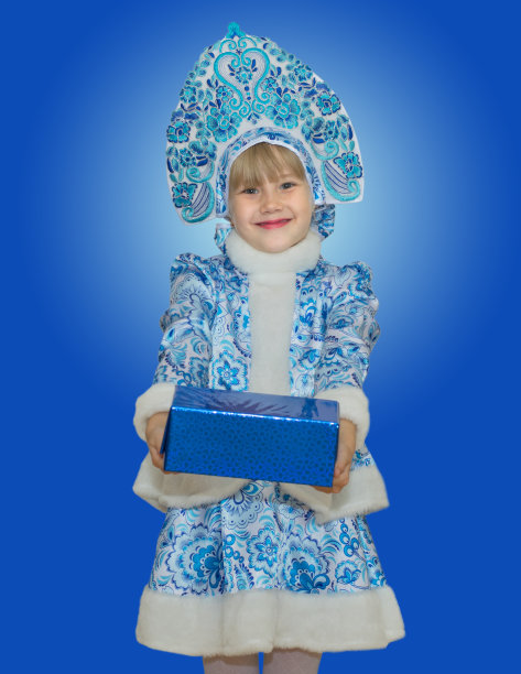 穿着套装的美丽小女孩雪姑娘。图片下载