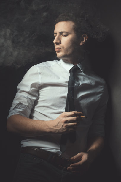 优雅的年轻人喜欢抽雪茄图片下载