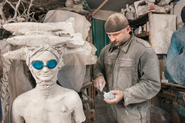 雕塑家在他的车间工作图片下载