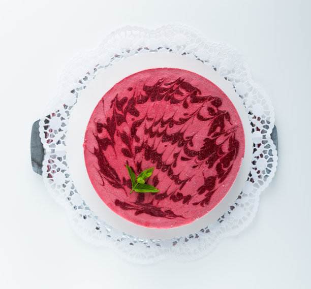 树莓冰淇淋蛋糕孤立为切图片下载