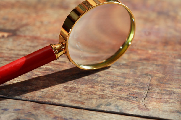 木头上的放大镜图片下载