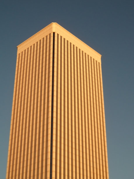 在晨光中办公大楼图片下载