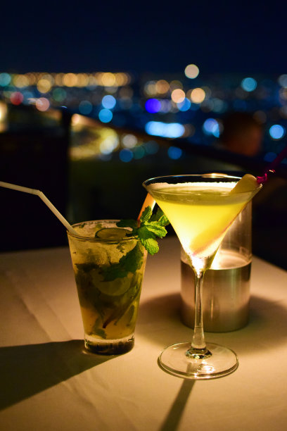 晚上在空中酒吧喝酒图片下载