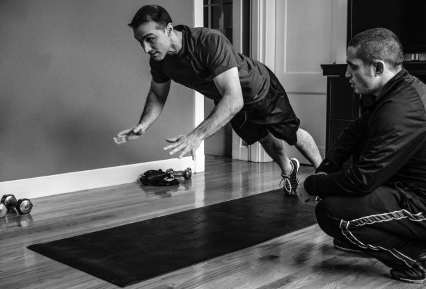 男运动员与私人教练表演爆发式俯卧撑图片下载