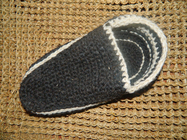 编织米色和棕色的拖鞋和袜子图片下载