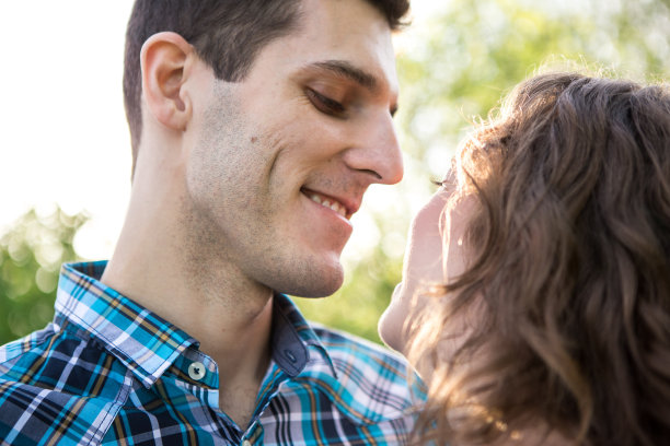 相爱的情侣，特写图片下载