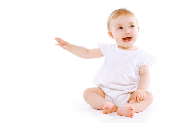 小婴儿在白色的背景上玩得很开心图片下载