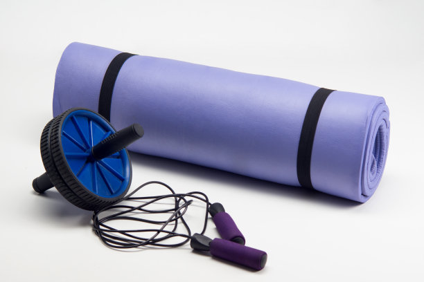 瑜伽垫配跳绳，水瓶，腹肌滚轮，测量图片下载