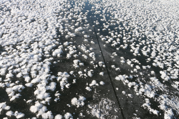 结冰的河面上的裂缝图片下载