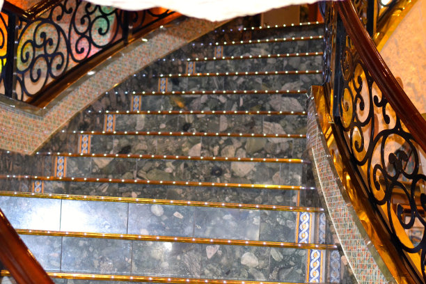 大理石照明的大楼梯图片下载