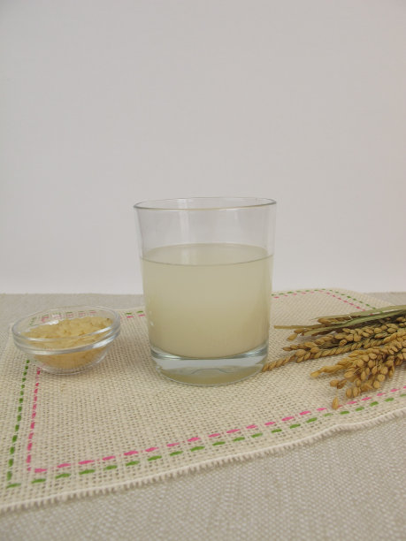 米水在水杯里图片下载