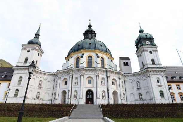 在多云的天空下俯瞰教堂图片下载