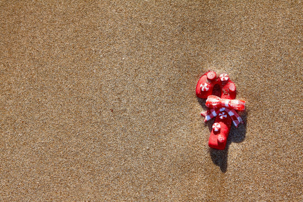 海滩上的糖果手杖。节日假期的概念图片下载