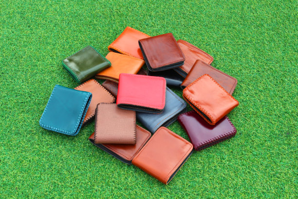 草地上的团体钱包图片下载