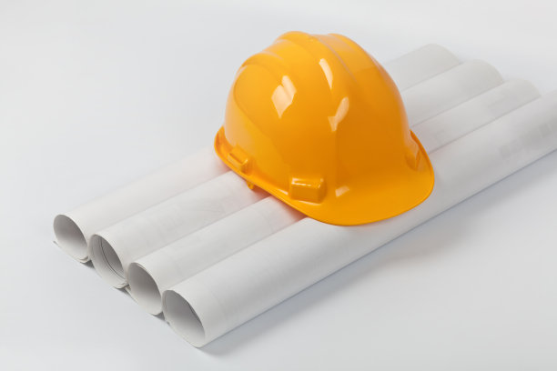 带着建筑蓝图的安全帽图片下载