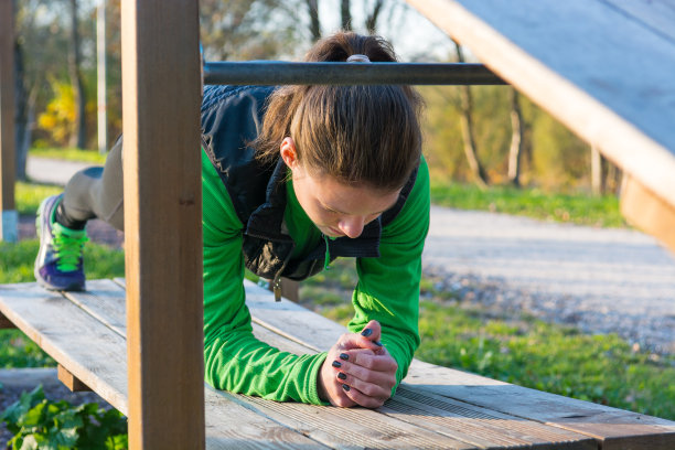 吸引人的深色头发在户外健身持板。图片下载