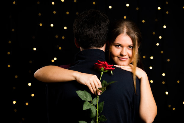 恋爱中的年轻情侣图片下载