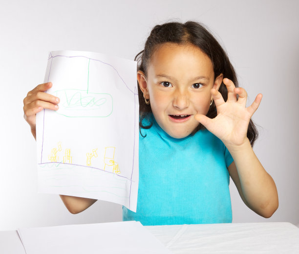 一个七岁的小女孩举着一张照片图片下载