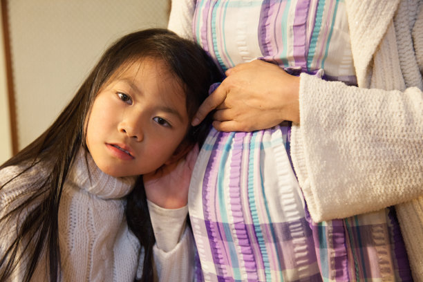 日本怀孕的母女，在子宫里听婴儿的声音图片下载