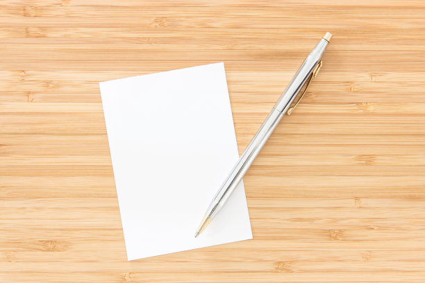 信纸和笔放在木桌上图片下载