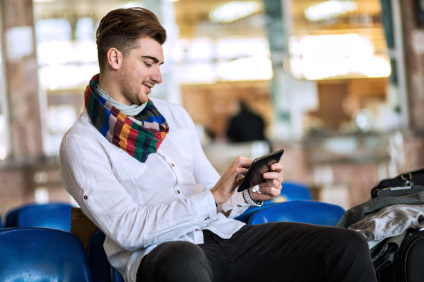 年轻人使用平板电脑图片下载