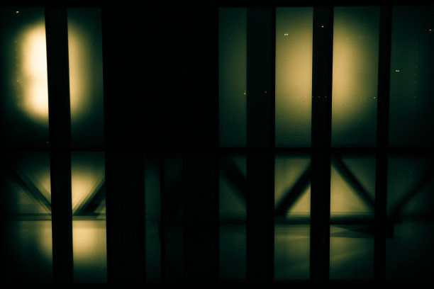 夜晚透过窗户的扭曲光线图片下载