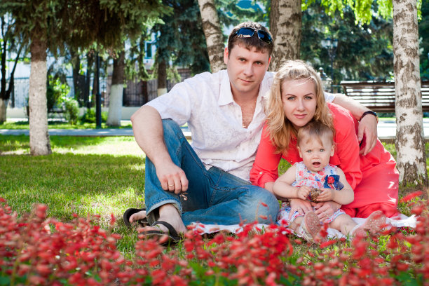 家人在散步图片下载