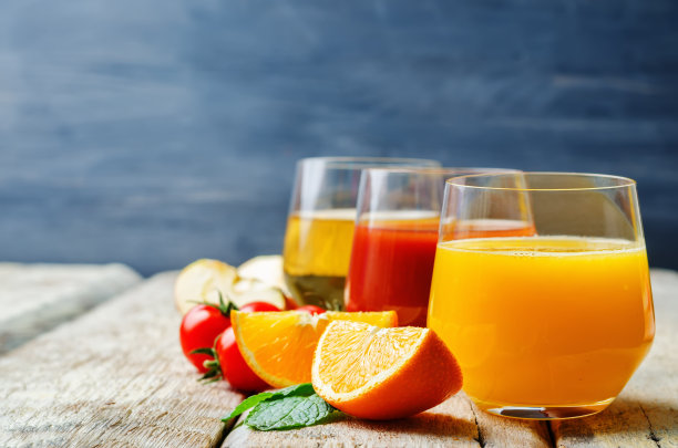 一套果汁:橙汁，番茄汁和苹果汁图片下载