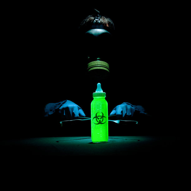 发光的奶瓶图片下载