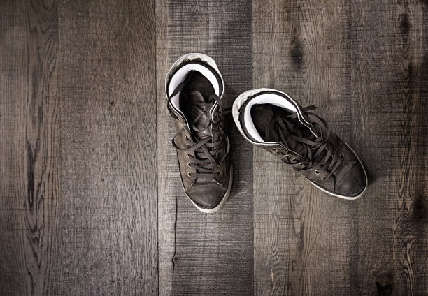 木地板上的脏鞋子图片下载