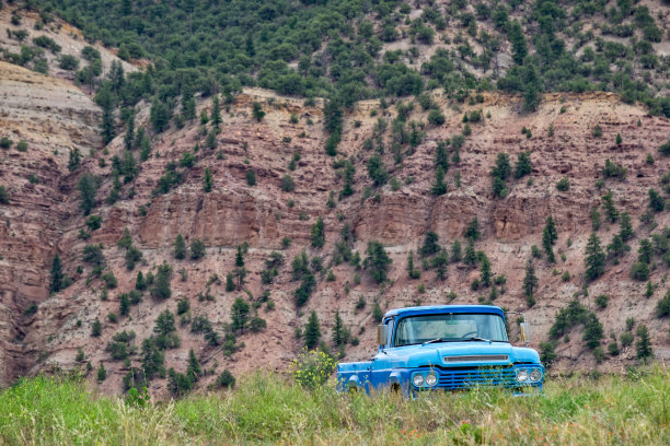 沙漠高地上的旧蓝色卡车图片下载