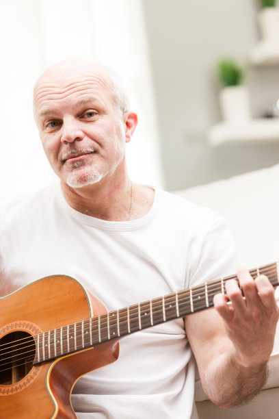 在自己的客厅里演奏蓝调图片下载