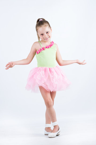 小芭蕾舞演员的孩子张开双臂微笑着图片下载