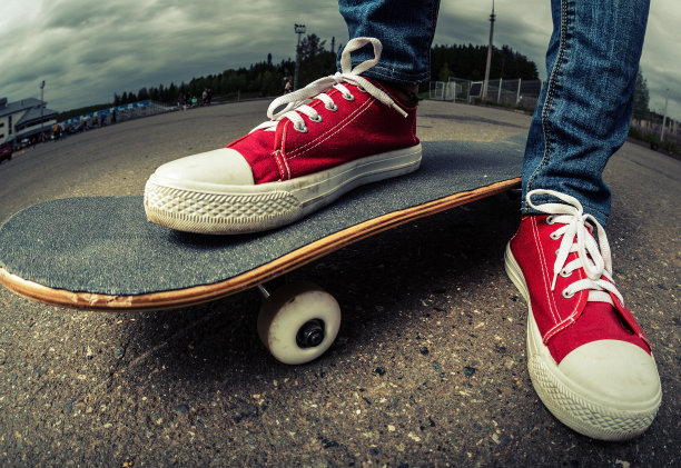 骑滑板的人图片下载