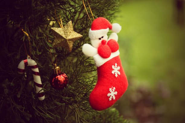 圣诞袜装饰圣诞树等装饰品。图片下载
