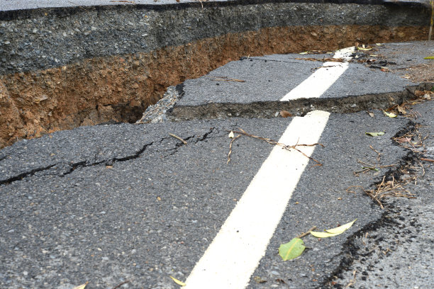 破碎的柏油路图片下载