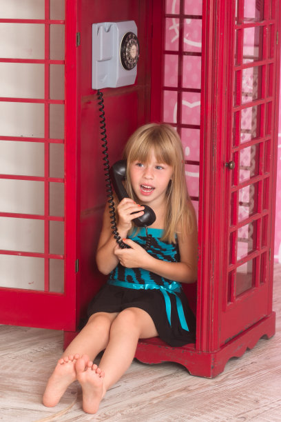 有个女孩用红色电话打电话图片下载