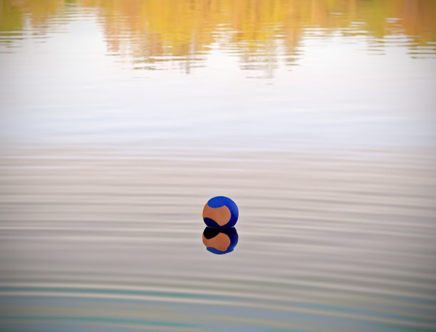 足球在水面上图片下载