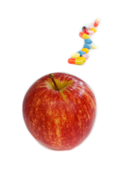 红苹果和药片。图片下载