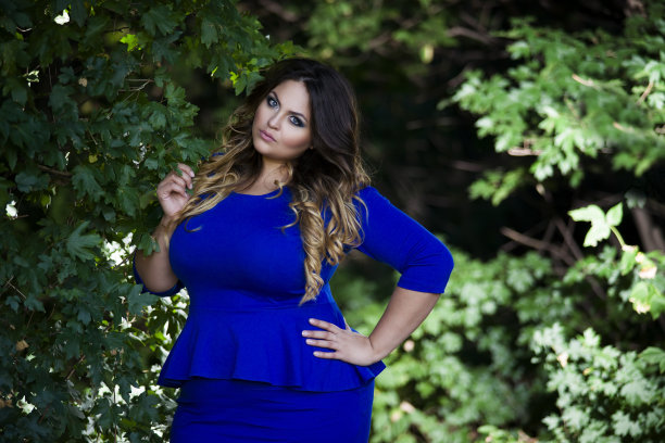 在户外穿蓝色衣服的超大号模特，xxl女人图片下载