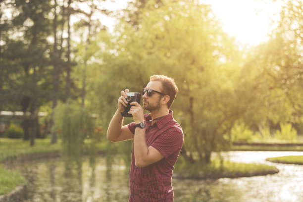 一个用旧相机拍照的嬉皮士。图片下载