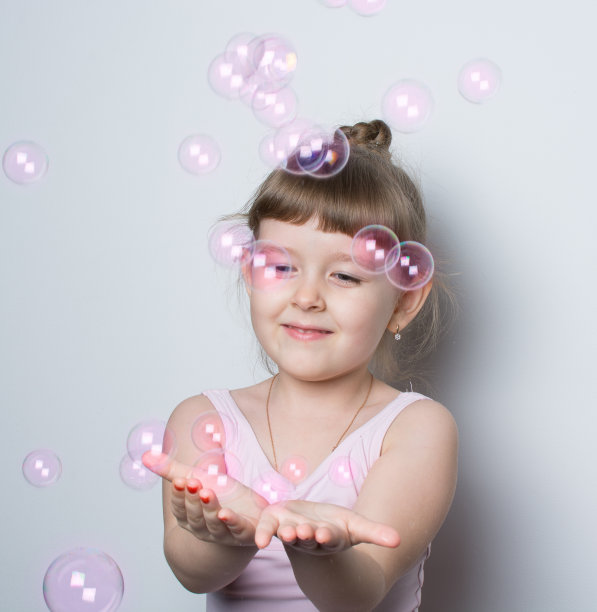 穿着粉红色裙子的可爱小女孩图片下载