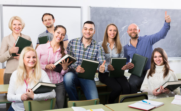 成人学生在课堂上的肖像图片下载