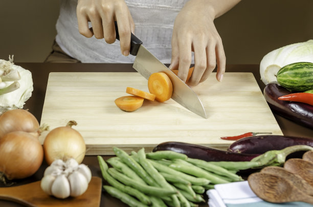 女人切蔬菜图片下载