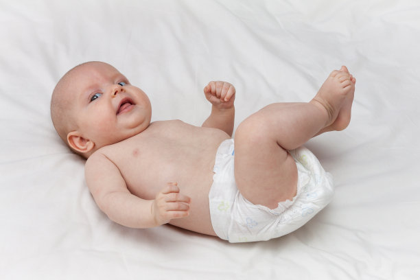 新生婴儿仰卧着图片下载