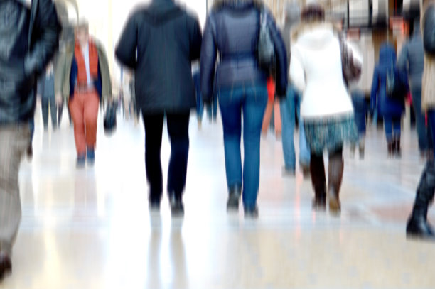 散焦细节人物行走图片下载